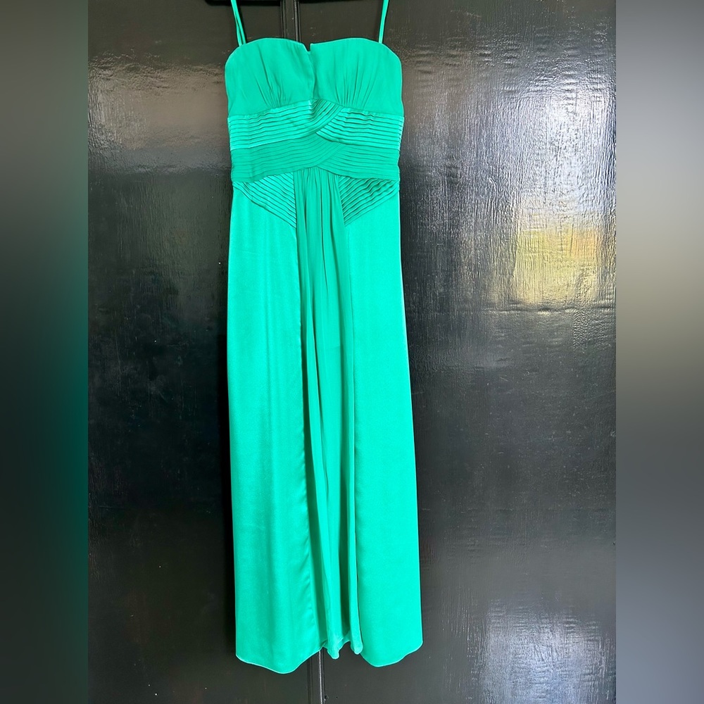 BCBG beautiful emerald long strapless night dress.💚 Size 8.